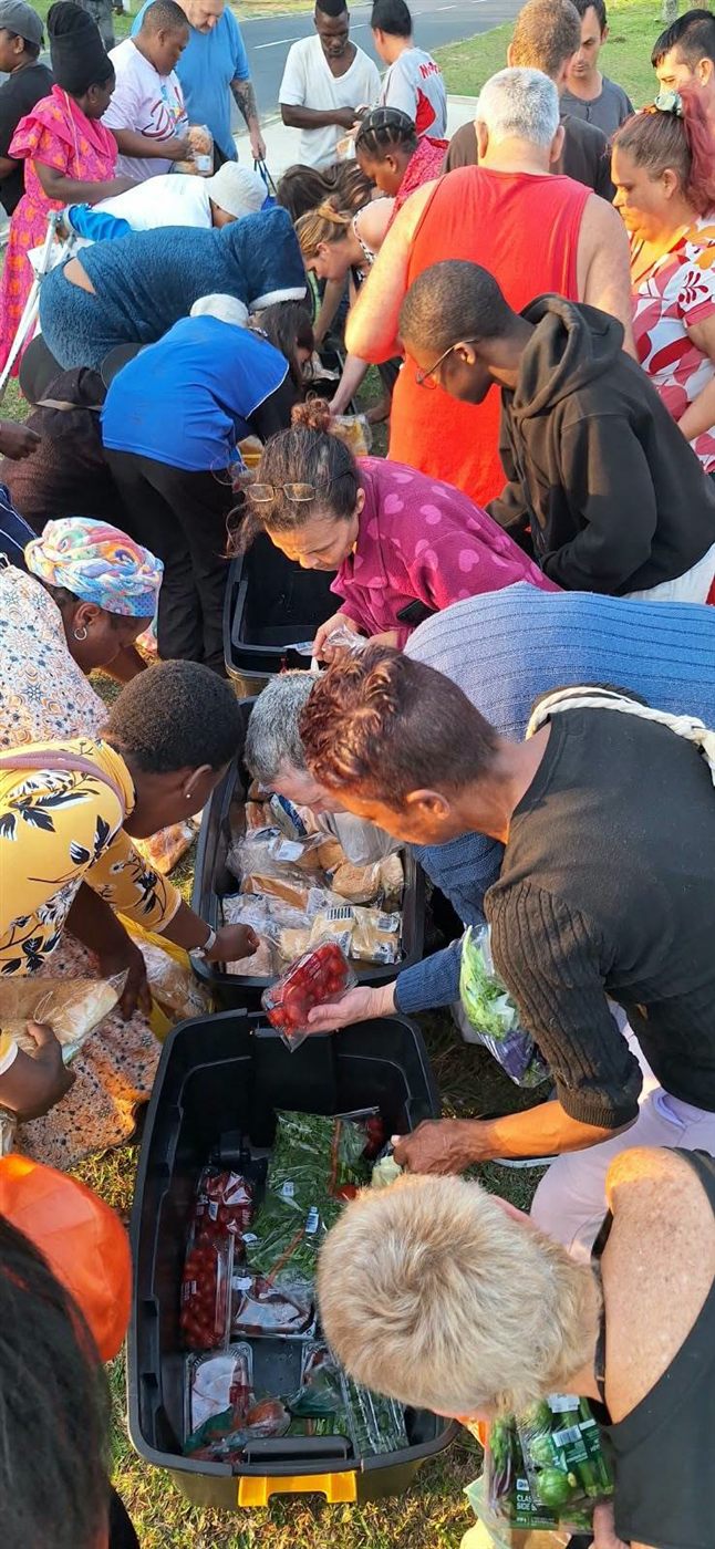 Families choosing groceries